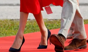 Düşes rezil oldu: Etiket sallanıp durdu