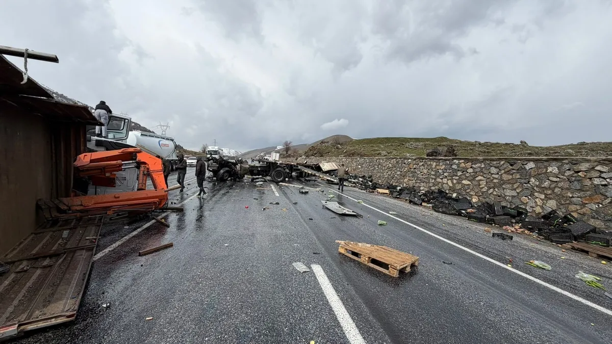Bitlis'te korkutan kaza: Karayolları bakım aracı ile TIR çarpıştı! 1'i ağır, 3 yaralı