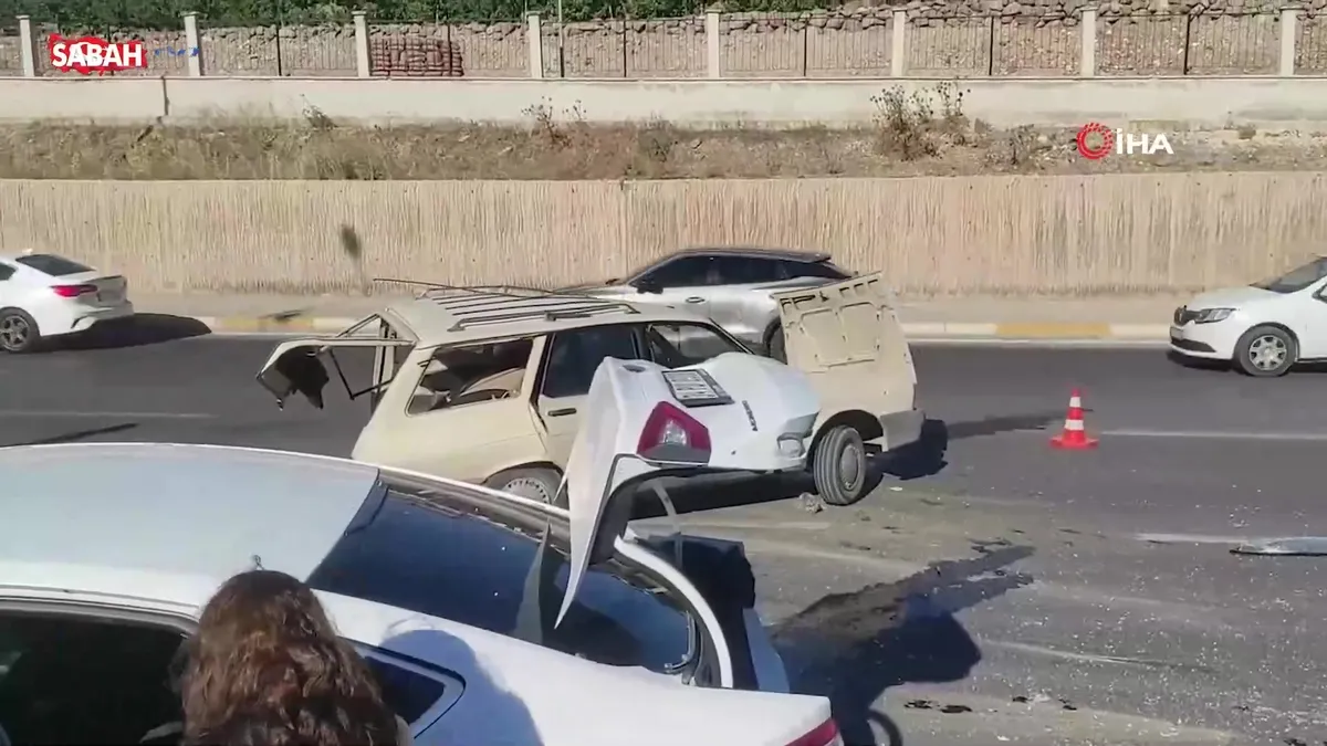Şanlıurfa’da 4 aracın karıştığı zincirleme kazada 1 kişi yaralandı | Video videosunu izle Şanlıurfa’da 4 aracın karıştığı zincirleme kazada 1 kişi yaralandı | Video videosunu izle