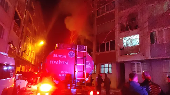 bursada-gece-yarisi-korkutan-yangin-5-kisi-dumandan-etkilendi-1742603505440.jpeg