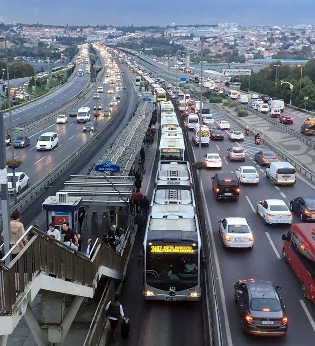 Bu gece toplu taşıma kaça kadar çalışıyor, metro metrobüs ücretsiz mi? 31 Aralık yılbaşı gecesi metro, otobüs, bu gece Marmaray ve metrobüs saat kaça kadar var, son sefer kaçta bitiyor?