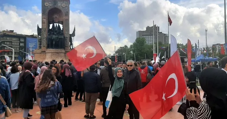 Taksim’de 103 yıllık 19 Mayıs coşkusu
