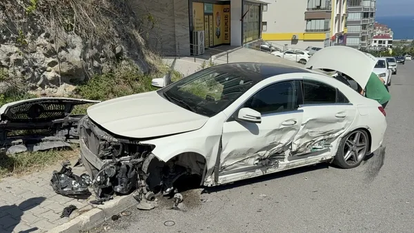 samsunda-zincirleme-kaza-2-otomobile-carpip-savrulan-arac-duvara-saplandi-yaralilar-var-1789300777262.jpg