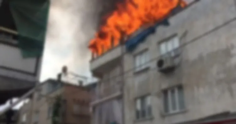 Sultanbeyli’de 3 katlı bir binanın çatı katında yangın çıktı