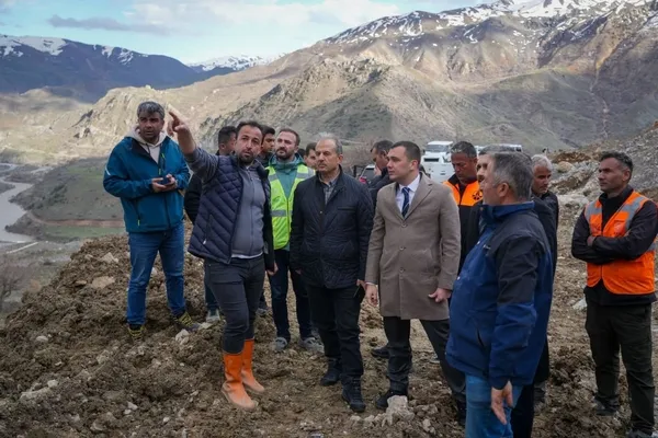 hakkari-valisi-tasyapan-heyelan-bolgesinde-incelemelerde-bulundu-1776870685222.jpg
