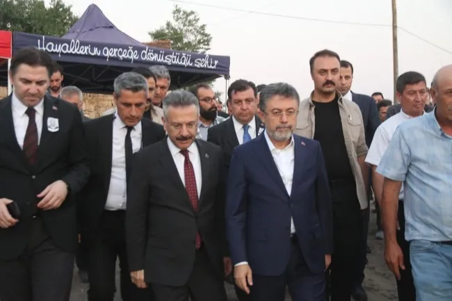 bakan-yumaklidan-sehit-ailesine-taziye-ziyareti-1753384679587.jpg Bakan Yumaklı, şehit ailesine taziye ziyaretinde bulundu