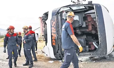Yolcu otobüsü devrildi: 1 ölü, 40 yaralı