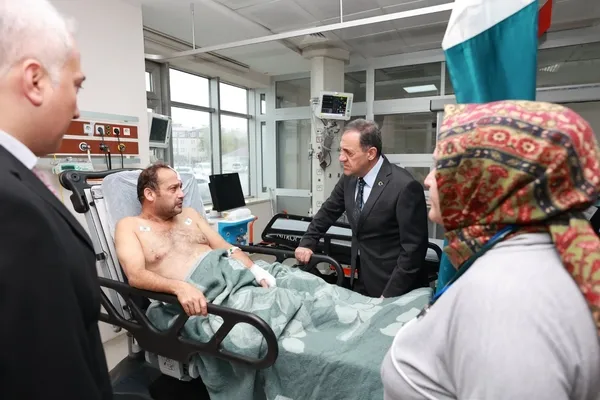vali-usta-trafik-kazasinda-yaralananlari-hastanede-ziyaret-etti-1700487989607.jpg