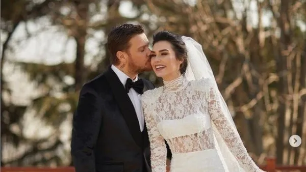 Son Dakika: Ünlü şarkıcı Sinan Akçıl ve oyuncu Burcu Kıratlı ikinci kez evlendi! | Video