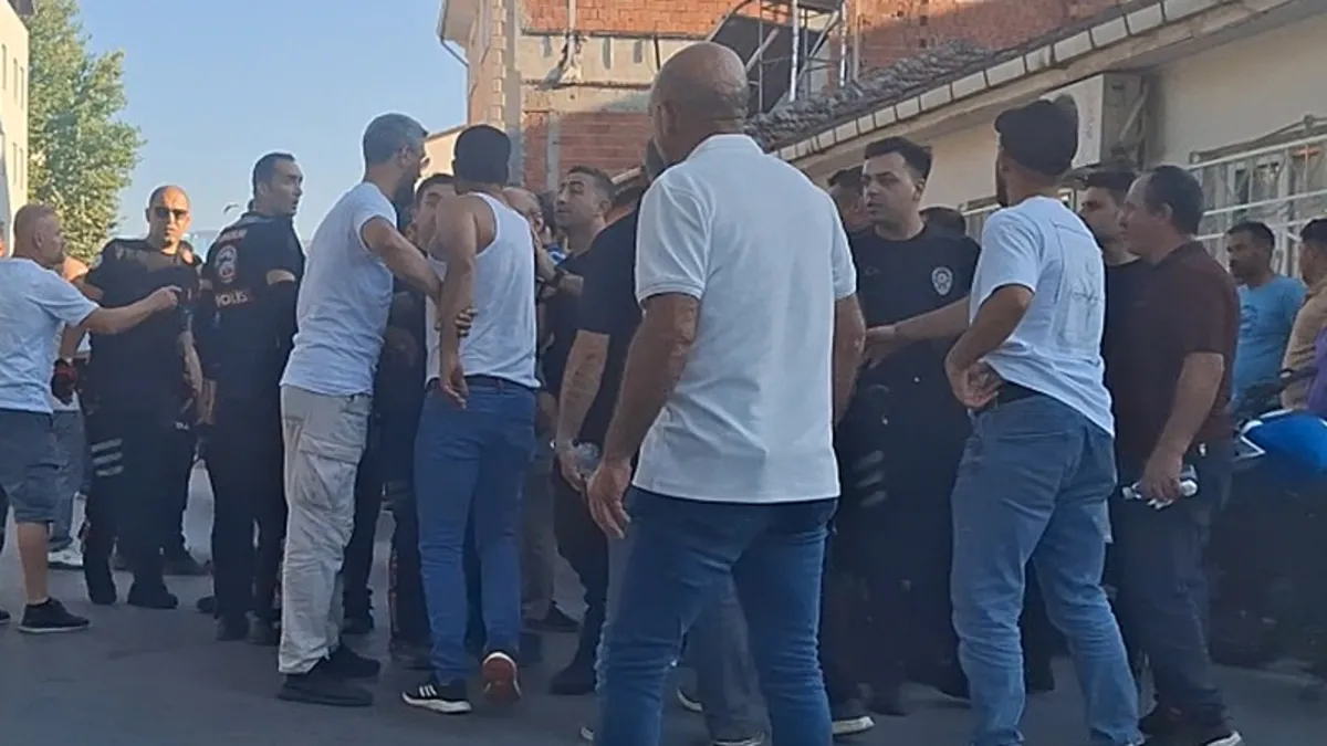 Bursa’da mahalleli arasında bıçaklı ‘park kavgası’: 3 kişi yaralandı! Bursa’da mahalleli arasında bıçaklı ‘park kavgası’: 3 kişi yaralandı!