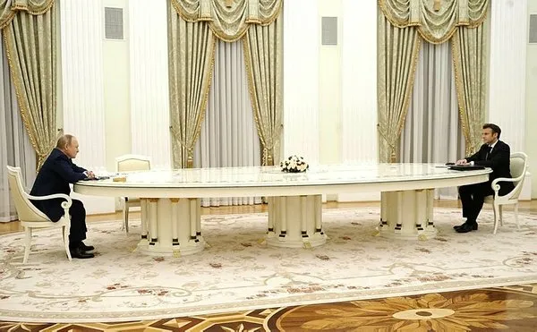 Avrupa’yı küçük düşüren masa! Macron alay konusu oldu