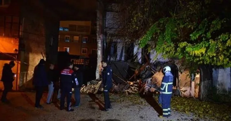 Adana’da terk edilmiş 3 katlı bina çöktü