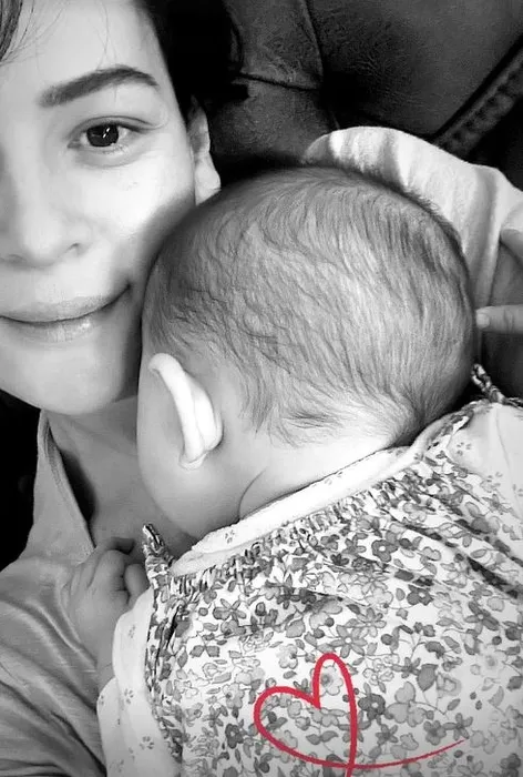 Berk Oktay’ın güzel eşi Yıldız Çağrı Atiksoy’dan minik kızıyla siyah beyaz poz! Zaman durdu, ötesi yok