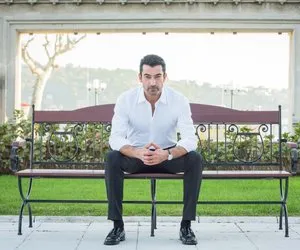Karizmatik oyuncu Kenan İmirzalıoğlu'nun bir de abisine bakın... Görenler 'Hangisi Kenan İmirzalıoğlu?' diye sormadan edemedi...