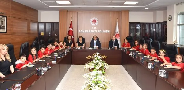 ankara-bati-adliyesinde-isaret-dili-ogrenen-cocuklara-forma-hediyesi-1748609153128.jpg