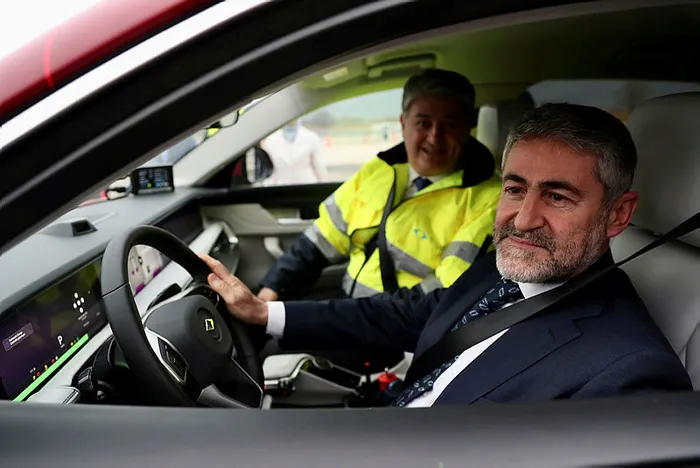 bakan-nebati-ve-bakan-varank-yerli-otomobil-toggun-direksiyonunda-ikili-arasindaki-bu-sozler-cok-konusulur-1649229508063.jpg