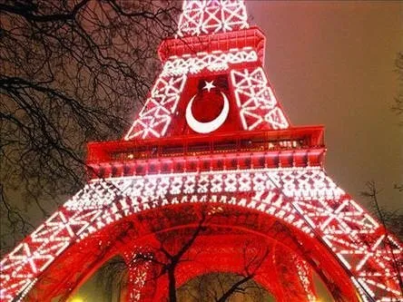 Eyfel Kulesi Türk bayrağıyla süslendi...
