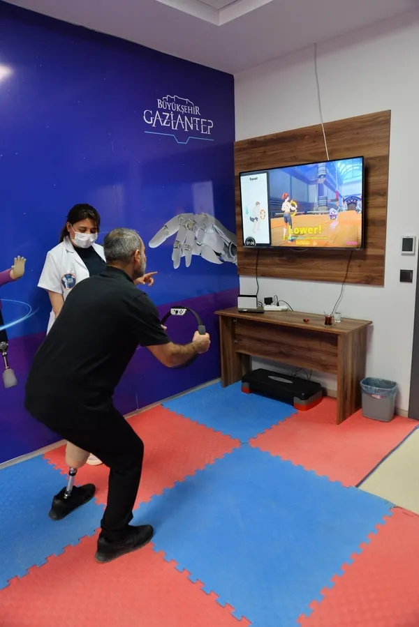 engelli-depremzedeler-sanal-fizyoterapiyle-gucleniyor-protezlerine-oyun-oynar-gibi-alisiyorlar-1763488904226.jpg