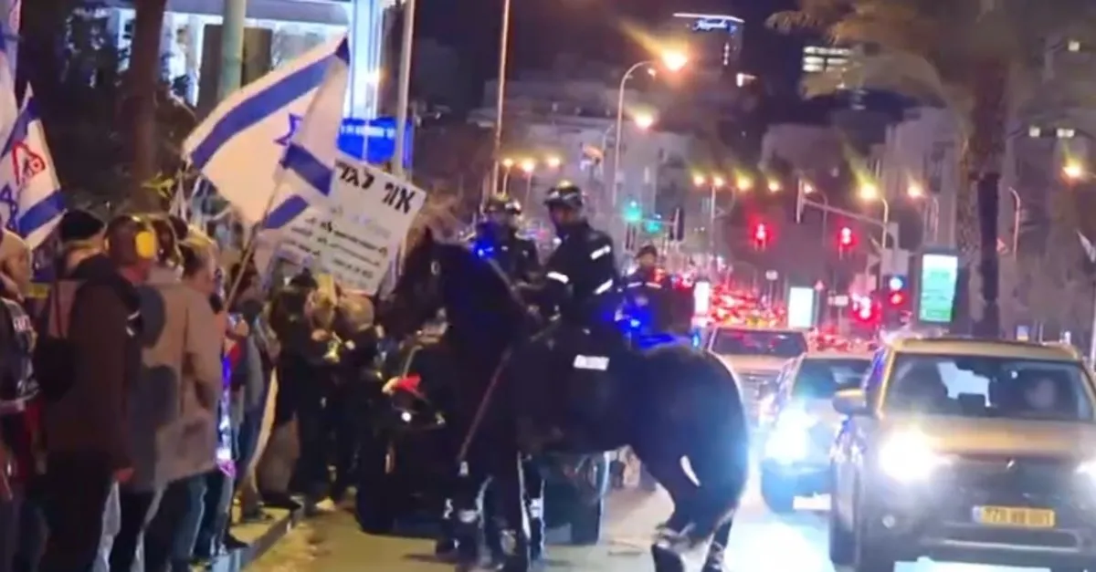 Tel Aviv'de sokaklar karıştı! Netanyahu'ya büyük öfke: İstifa et sesleri yükseldi
