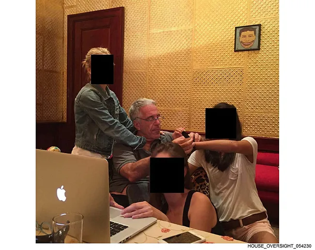 epsteinin-istismar-adasindan-yeni-goruntuler-bill-gateste-poz-vermis-1766093925097.jpeg Epstein'in istismar adasından yeni görüntüler! Bill Gates de poz vermiş