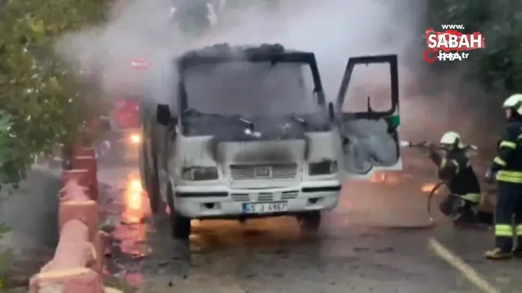 Hareket halindeki minibüs bir anda alev aldı