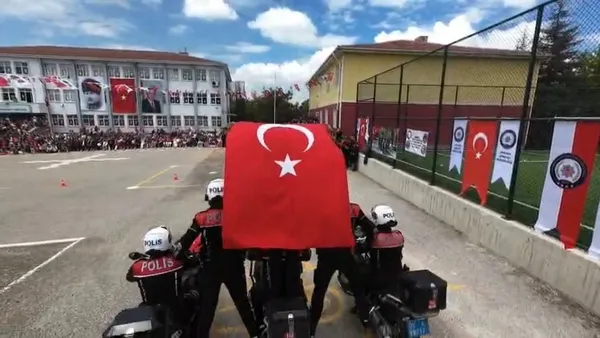 ankarada-19-mayis-coskusu-polis-timlerinden-zeybek-ve-akrobasi-gosterisi-1779193013914.jpg