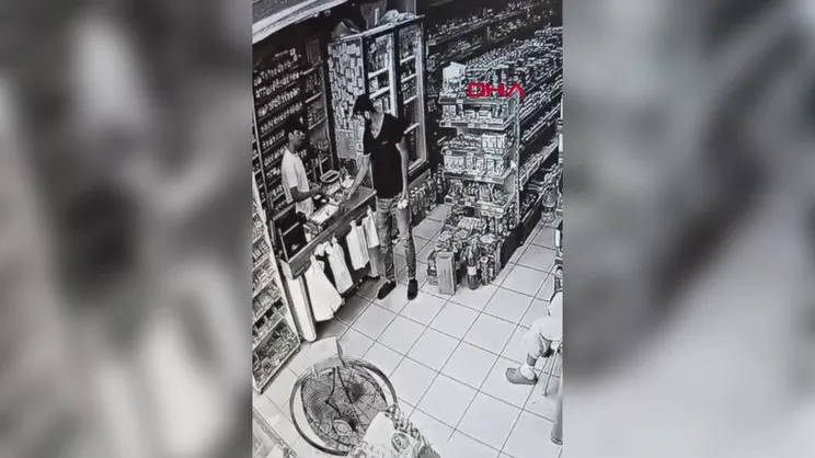 Kağıthane'de dehşet! Ev arkadaşının boğazını keserek öldüren şahıs kamerada | Video