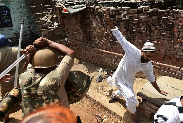 Hindistan’da Hz. Muhammed’e yönelik hakarete karşı protestolara sert müdahale: Önce darp ettiler,  sonra evlerini yıktılar