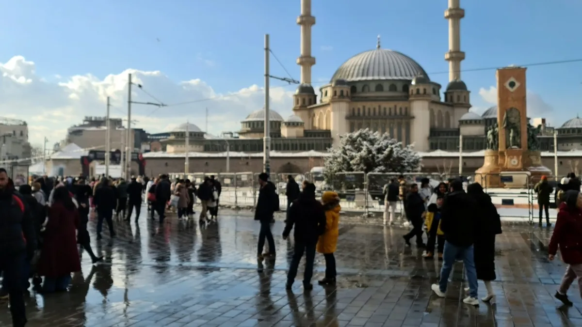 İstanbul’da 5 saatlik kar yağışı kimisine çile kimisine eğlence oldu İstanbul’da 5 saatlik kar yağışı kimisine çile kimisine eğlence oldu