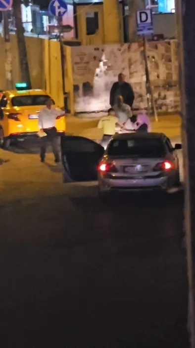 Kadını sokak ortasında yumrukladı: İmdadına bekçiler koştu!