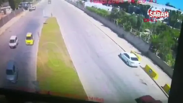 Antalya'da lastiği patlayan otomobilin kaldırımda oturan adama çarptığı anlar kamerada
