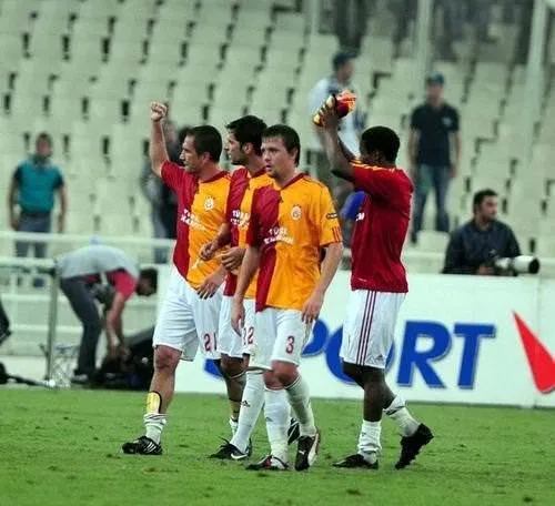 Aslan Atina'da kükredi