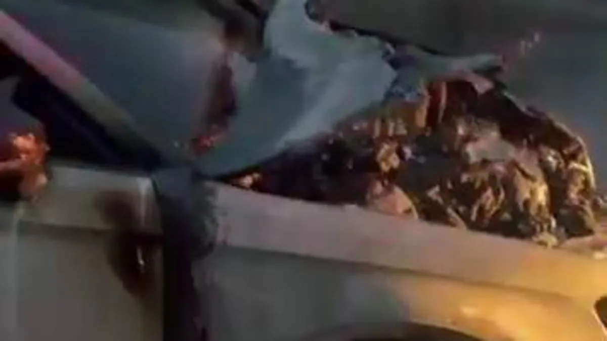 Diyarbakır'da yangın paniği: Lüks araç alevlere teslim oldu! Diyarbakır'da yangın paniği: Lüks araç alevlere teslim oldu!