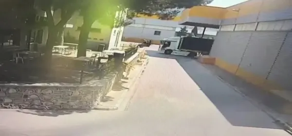 izmirde-korkunc-kaza-kamerada-tir-ile-forklift-carpisti-surucu-metrelerce-suruklendi-1784785823628.jpg
