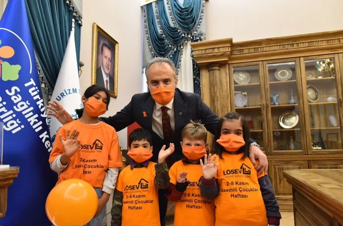 losemili-cocuklar-icin-tiyatro-hastaneye-tasindi-1636967733111.jpg
