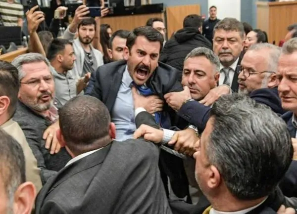 meclisteki-arbede-yargiya-tasindi-dumandan-tugay-hakkinda-suc-duyurusu-1777896216774.jpg