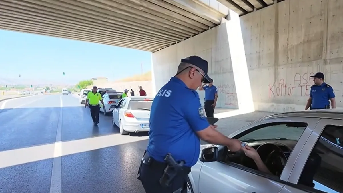 Malatya’da huzur uygulamasında 14 bin 331 kişi sorgulandı Malatya’da huzur uygulamasında 14 bin 331 kişi sorgulandı
