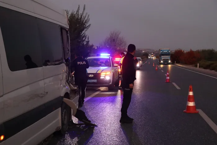 kamyon-emniyet-seridinde-bekleyen-isci-servisine-carpti-1-olu-1760509044674.jpg