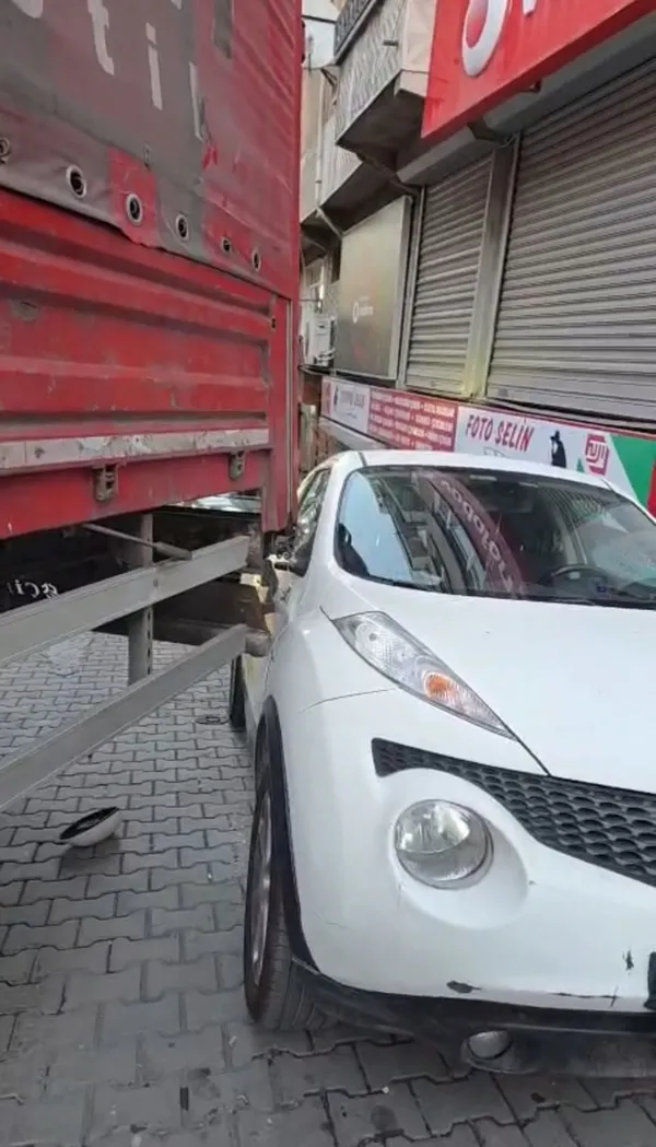 kagithanede-dar-sokaga-giren-tir-park-halindeki-3-araca-carpti-1765958471933.jpg