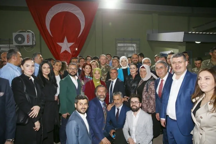 Cumhurbakanı ile beraber ünlü isimler sınıra akın etti