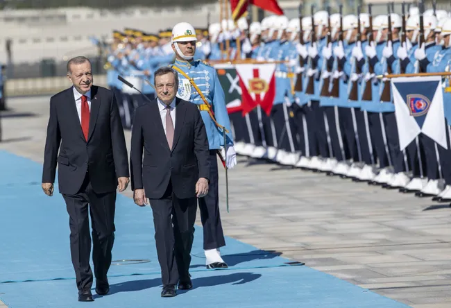 son-dakika-italya-basbakani-mario-draghi-ankarada-baskan-erdogan-resmi-torenle-karsiliyor-1657032489002.jpg