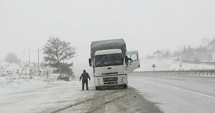 Eskişehir’de kar sürücüleri hazırlıksız yakaladı