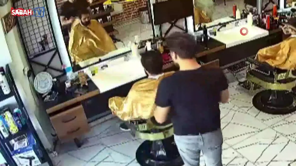 Müşterisinin boğazına kaçan erik parçasını heimlich manevrasıyla böyle çıkarttı | Video videosunu izle Müşterisinin boğazına kaçan erik parçasını heimlich manevrasıyla böyle çıkarttı | Video videosunu izle