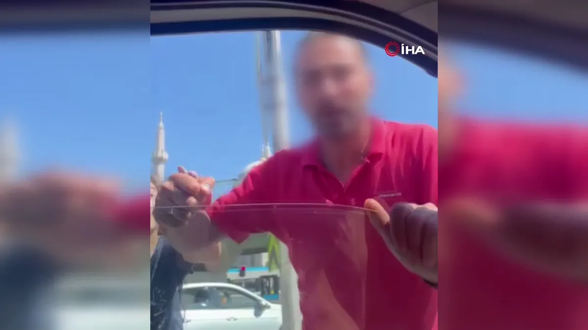 Trafikte dehşet saçtı: Tartıştığı sürücünün camını yumruklarıyla paramparça etti! O anlar kamerada videosunu izle Trafikte dehşet saçtı: Tartıştığı sürücünün camını yumruklarıyla paramparça etti! O anlar kamerada videosunu izle