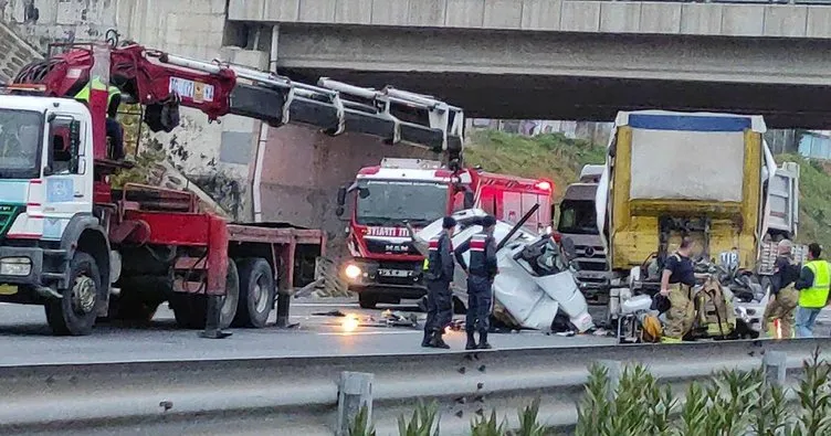 Sancaktepe Kuzey Marmara Otoyolu’nda 2 kamyon çarpıştı, 1 yaralı