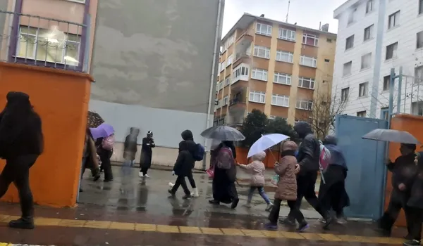 saganak-yagis-istanbulda-trafigi-durma-noktasina-getirdi-trafik-yogunlugu-sabah-yuzde-80e-ulasti-1736758648666.jpg