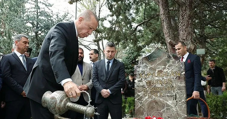 Başkan Erdoğan’dan Türkeş’in kabrine ziyaret