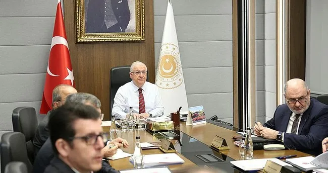Bakan Güler, sınır birliklerinin komutanlarıyla video konferans aracılığıyla görüştü Bakan Güler, sınır birliklerinin komutanlarıyla video konferans aracılığıyla görüştü