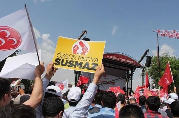 Birbirine zıt 4 partiden ortak pankart