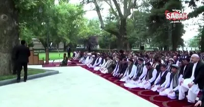 Afganistan’da bayram namazı sırasında roketli saldırı! Başkan Eşref Gani, namazını bozmadı | Video